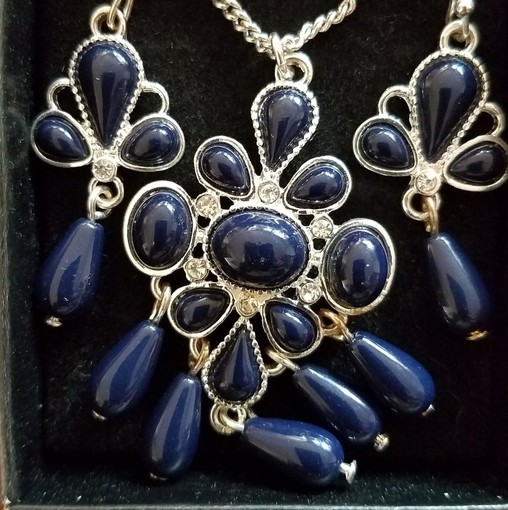 Avon necklace and earrings set